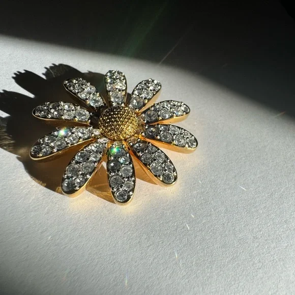 Stunning gold tone SWAROVSKI flower brooch pin - Picture 9 of 14